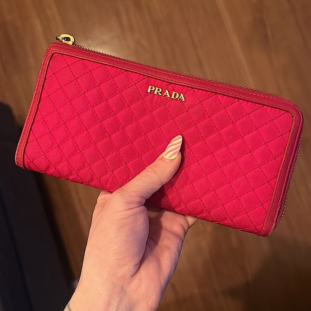 💞Authentic PRADA Pink Quilted Women's Wallet💞